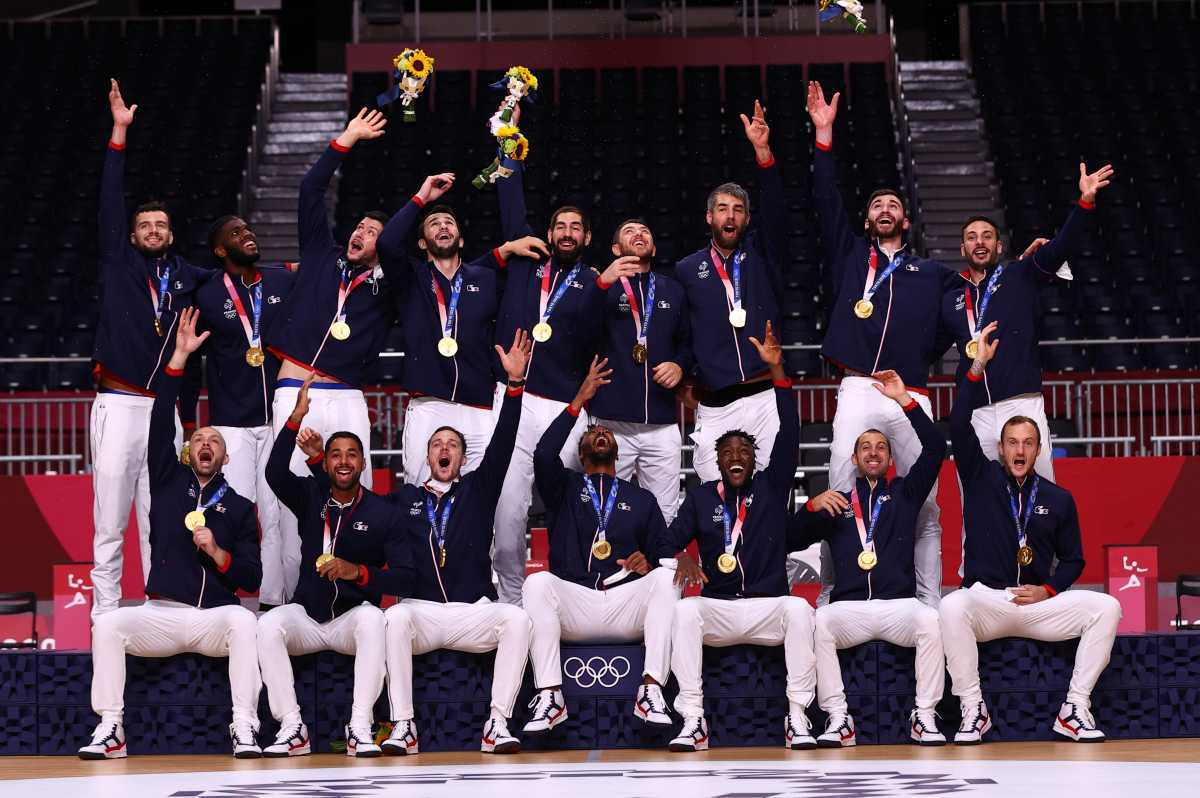 Tokyo 2020 Olympics - Handball - Men - Medal Ceremony - Yoyogi National Stadium - Tokyo, Japan - August 7, 2021. Gold medallist team members of France pose on the podium REUTERS