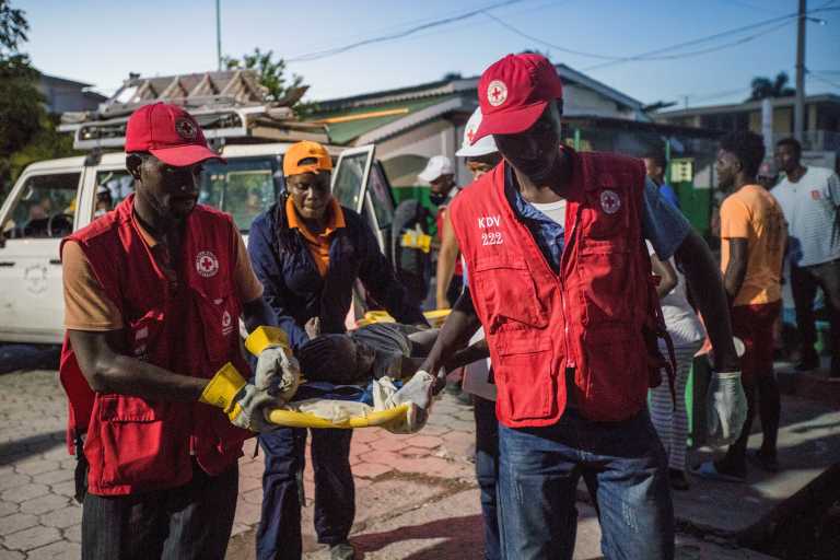 Σχεδόν 1.300 οι νεκροί από τον σεισμό στην Αϊτή - Ώρες αγωνίας πάνω από τα συντρίμμια: «Νόμιζα πως το παιδί μου ήταν νεκρό»