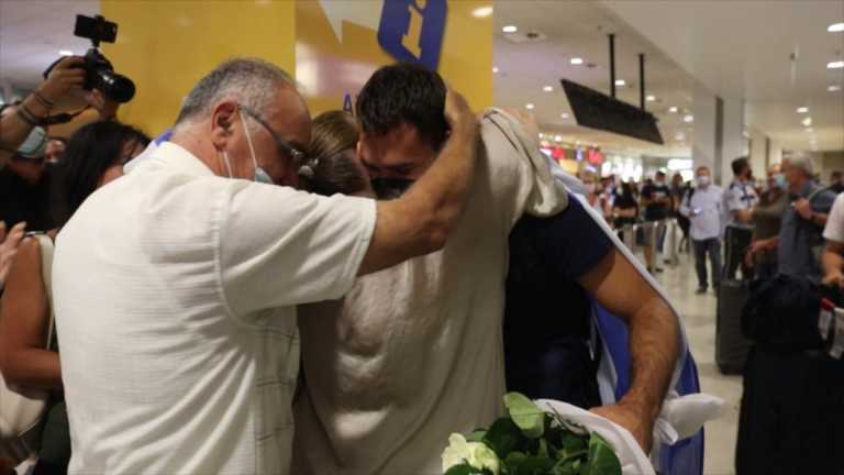 Θοδωρής Ιακωβίδης: «Αποθέωση» και συγκίνηση στην επιστροφή του στην Ελλάδα