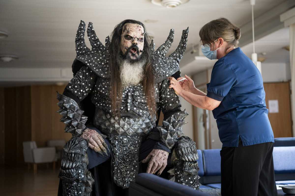 Κορονοϊός: Ο Mr Lordi έκανε εμβόλιο φορώντας την στολή του και τρέλανε το Ροβανιέμι