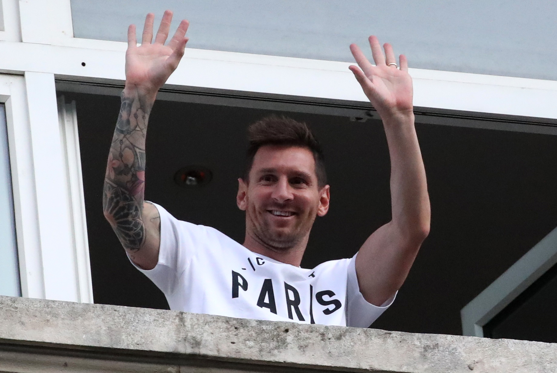 Soccer Football - Lionel Messi arrives in Paris to join Paris St Germain - Paris, France - August 10, 2021  Lionel Messi waves from the balcony of the Royal Monceau Hotel REUTERS