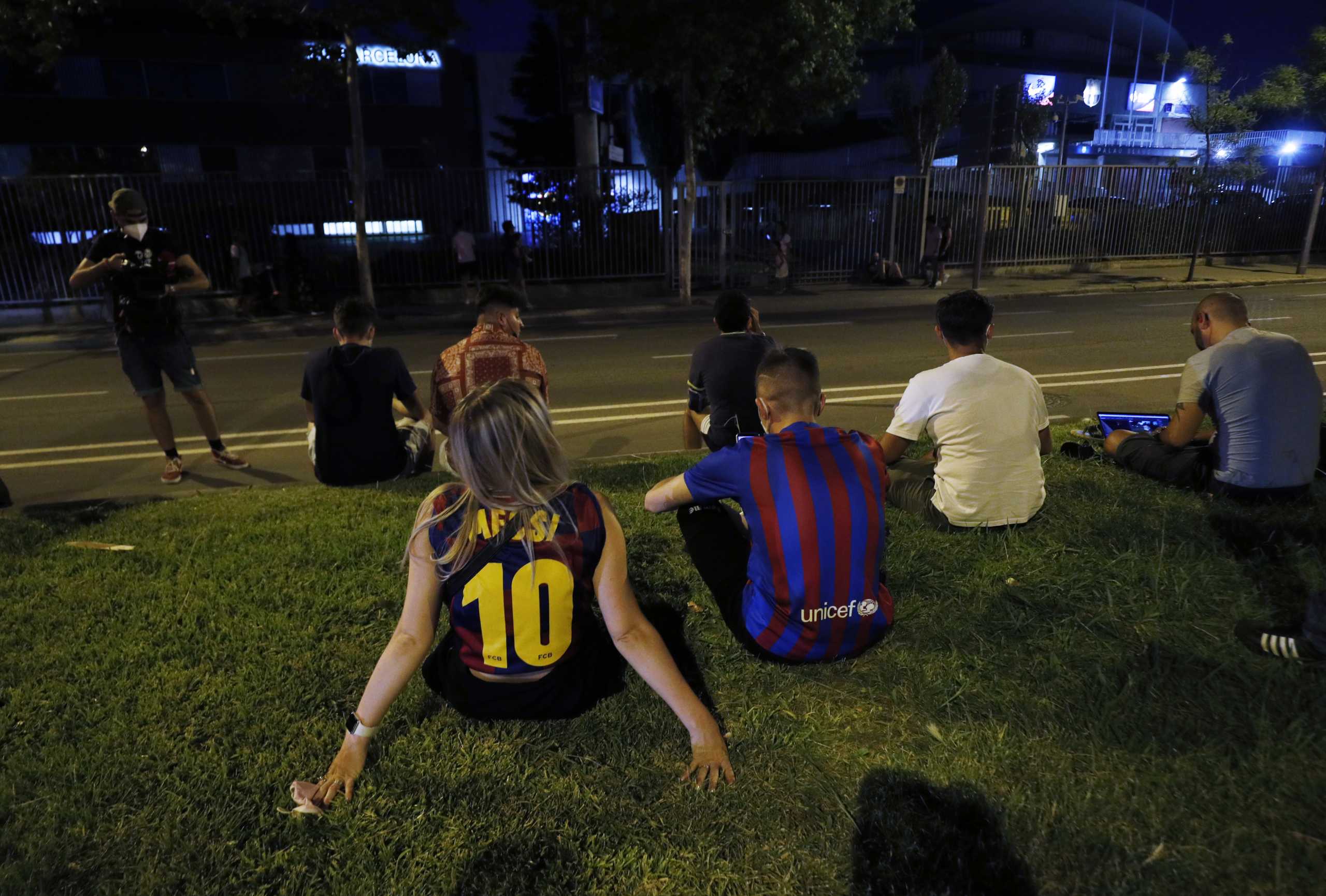 Soccer Football - FC Barcelona announce Lionel Messi will leave the club - Camp Nou, Barcelona, Spain - August 5, 2021 FC Barcelona fans are seen outside the Camp Nou after FC Barcelona announced Lionel Messi will leave the club REUTERS