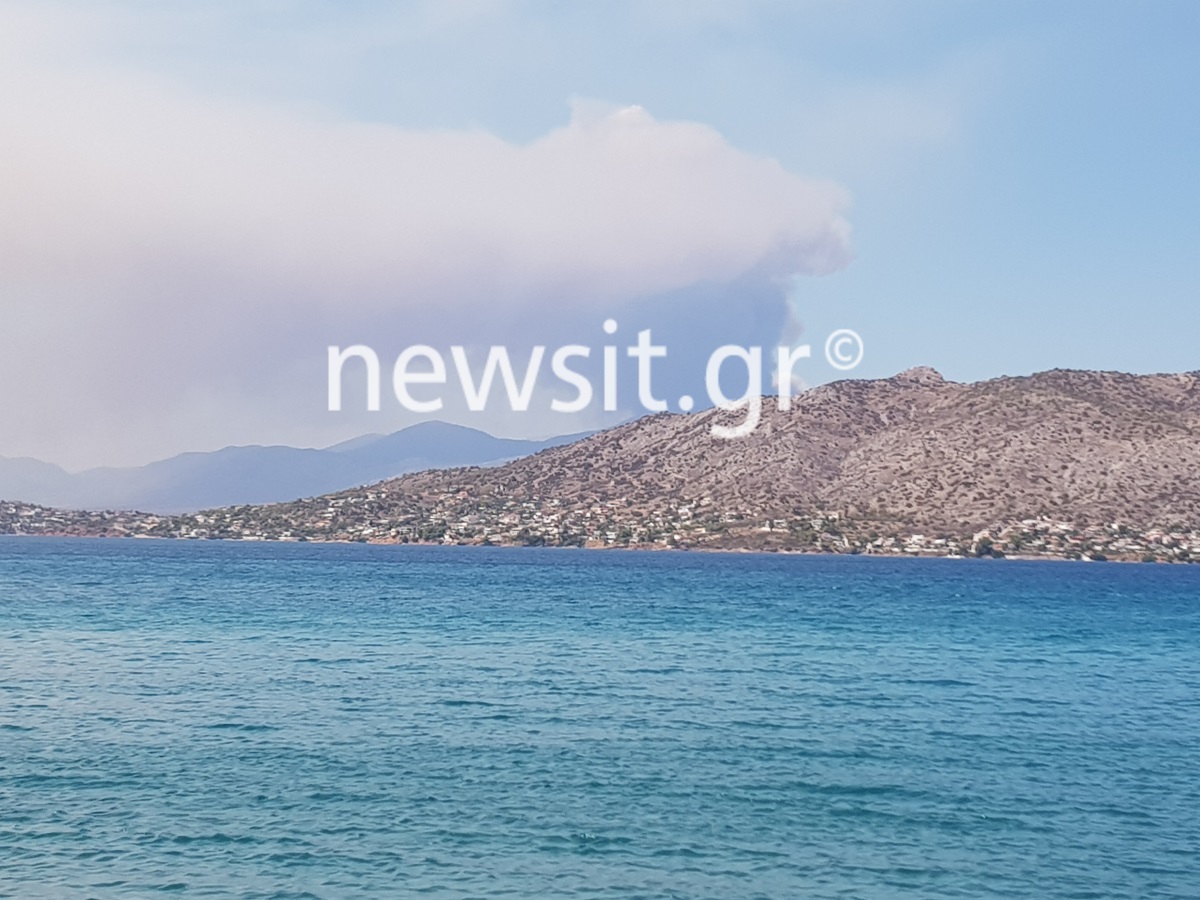 Φωτιά στα Βίλλια: Έτσι φαίνεται από τη Σαλαμίνα
