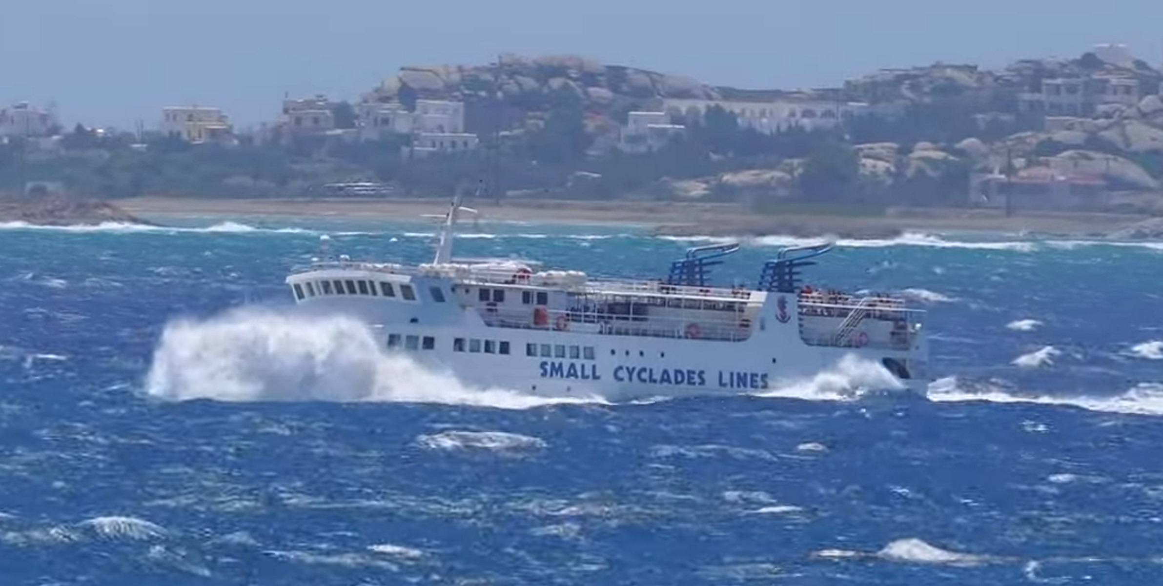 Εξπρές Σκοπελίτης: Βίντεο που κόβει την ανάσα – Παλεύει με αγριεμένα κύματα στη Νάξο