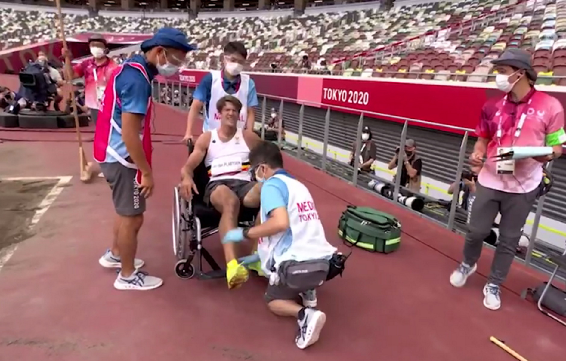 Ολυμπιακοί Αγώνες: Τραυματίστηκε στο μήκος του δεκάθλου και αποχώρησε με καροτσάκι