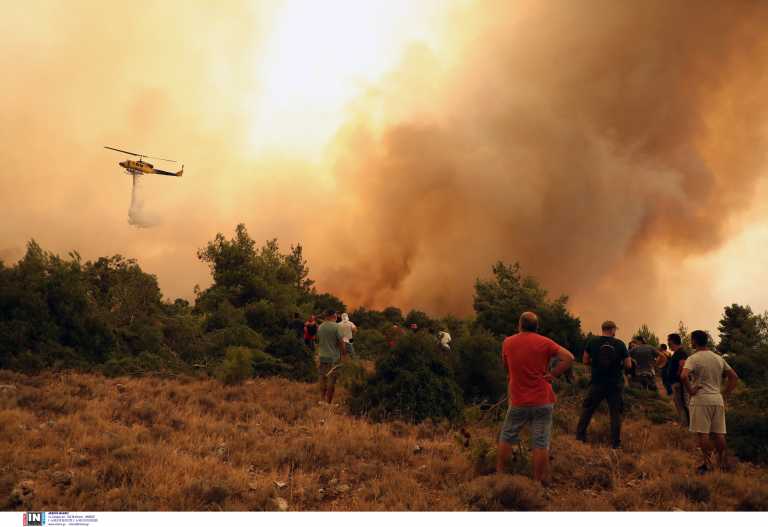 Φωτιά στα Βίλια: Καίει μέσα στον οικισμό - Τιτάνιες προσπάθειες να σωθούν τα σπίτια - Η εικόνα της φωτιάς από το διάστημα