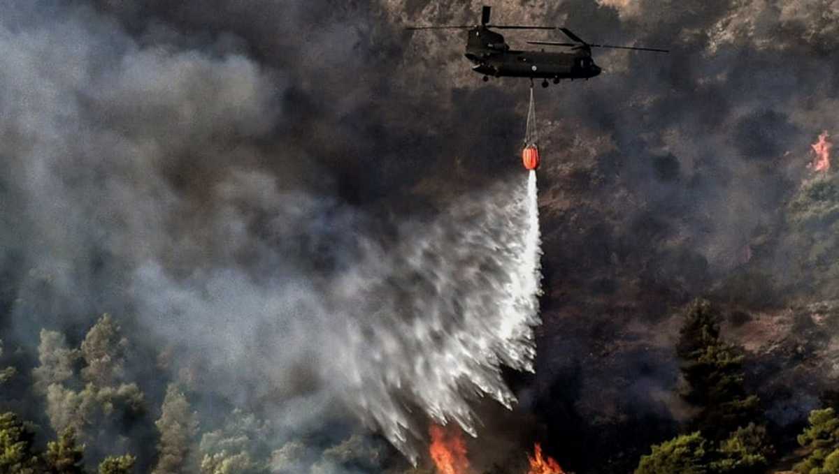 Φωτιά στα Βίλια: Κοντά στους οικισμούς Παλαιοχώρι και Θέα οι φλόγες