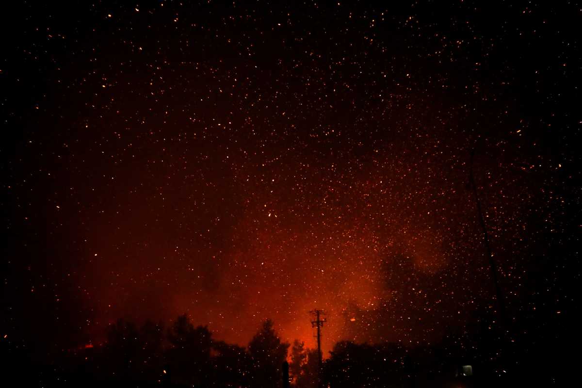 Οι φλόγες κυκλώνουν τα χωριά Αμέλαντες και Σκεπαστή στην Εύβοια