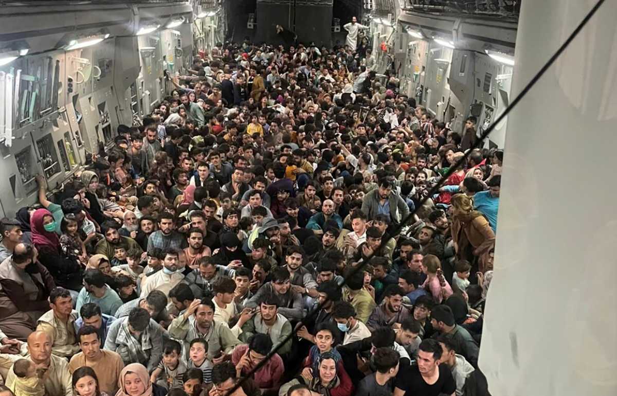 Αφγανιστάν: Απίστευτη εικόνα με 600 πρόσφυγες μέσα σε αμερικανικό μεταγωγικό