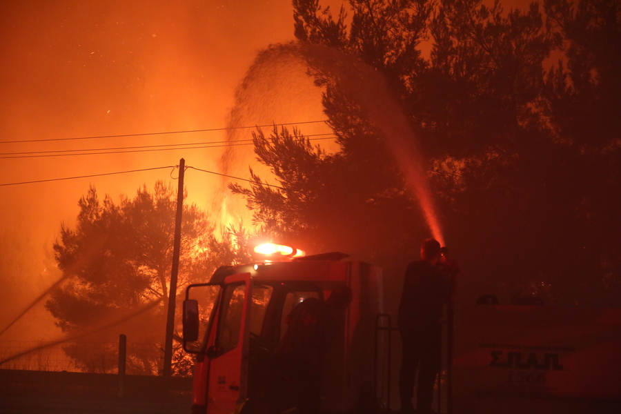 Φωτιά στην Αττική: Ξεκίνησαν να πνέουν δυνατοί άνεμοι – Εξαπλώνεται ακόμα πιο γρήγορα το πύρινο μέτωπο