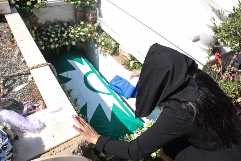 Κηδεία Άκη Τσοχατζόπουλου: Τον έθαψαν με τη σημαία του ΠΑΣΟΚ, τον ξέχασαν οι πολιτικοί του «φίλοι» - Λύγισε η Βίκυ Σταμάτη