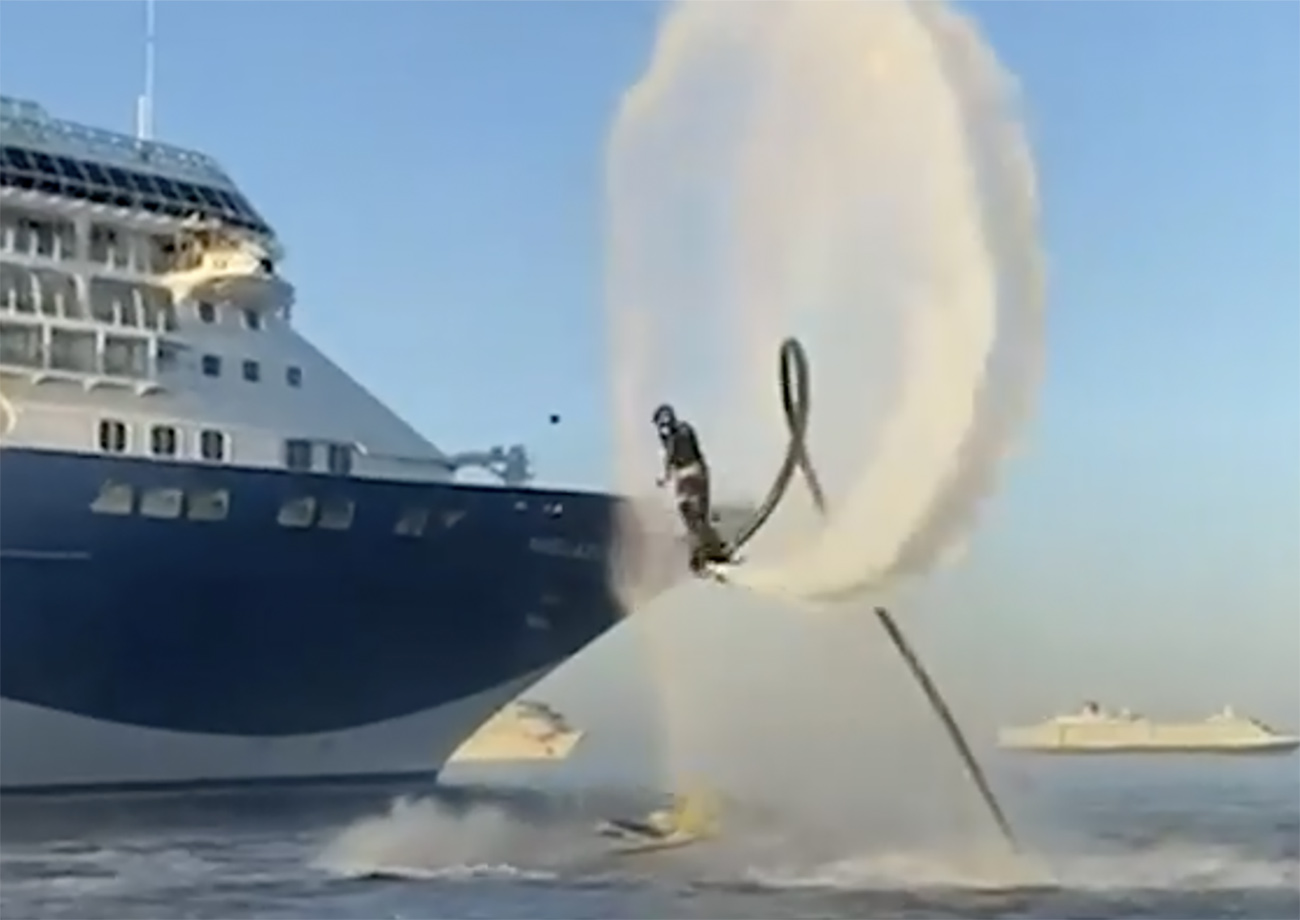 Τα εντυπωσιακά ακροβατικά ενός flyboarder