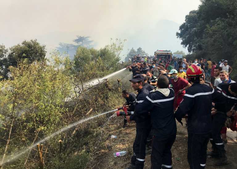 Φωτιές στην Αλγερία: Πυροσβέστες, στρατιώτες και εθελοντές σβήνουν τα τελευταία μέτωπα – Σχεδόν 90 οι νεκροί