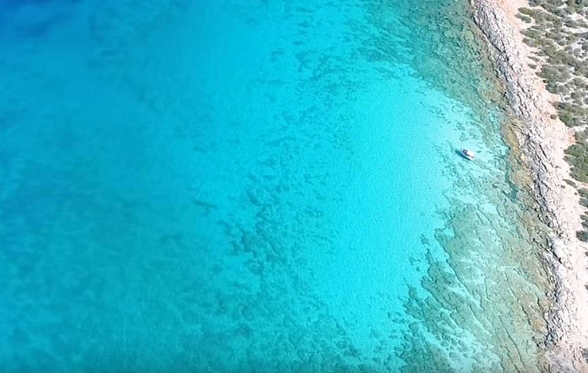 Αργολίδα: Προλαβαίνετε ακόμα – Η εκπληκτική παραλία με τα νερά που θυμίζουν Καραϊβική