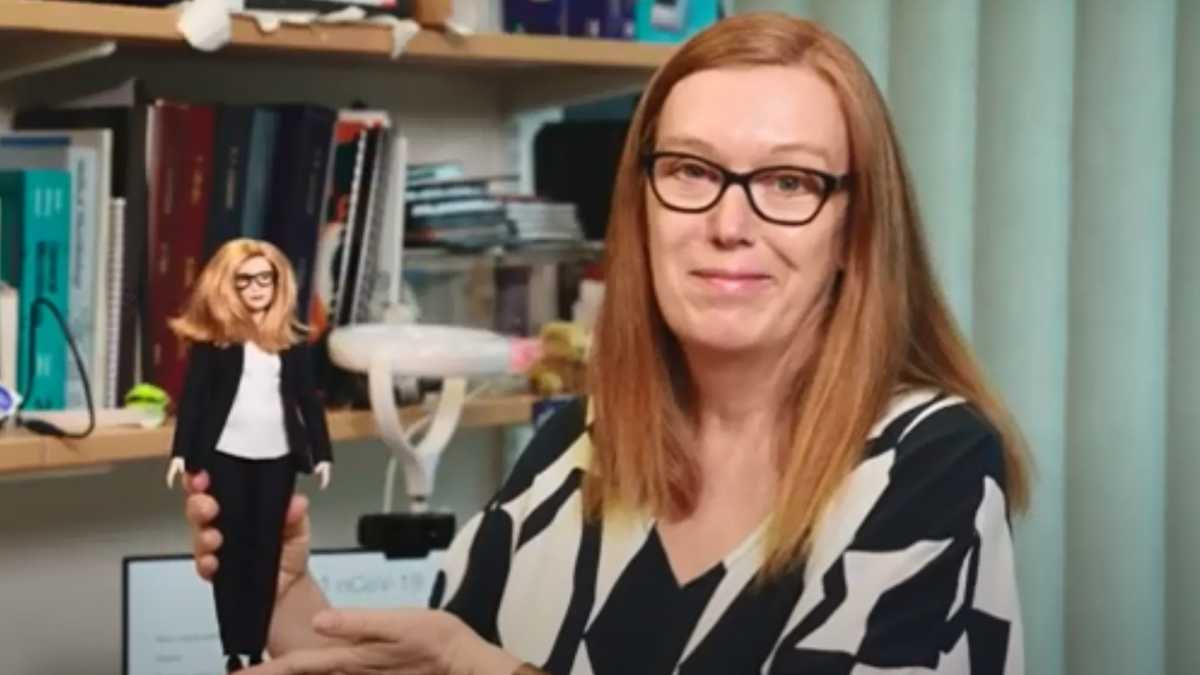 Barbie: Η δημιουργός του εμβολίου της AstraZeneca γίνεται κούκλα