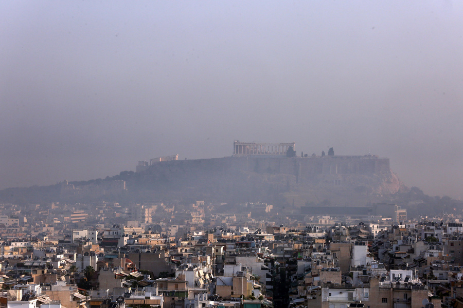 Η Ακρόπολη διακρίνεται μέσα σε πέπλο καπνού, από τη χθεσινή φωτιά της Βαρυμπόμπης, Αθήνα, Τετάρτη 04 Αυγούστου 2021. Βελτιωμένη είναι σήμερα η εικόνα της πυργαγιάς στη Βαρυμπόμπη αλλά και  στο δίκτυο ηλεκτροδότησης καθώς τα ξημερώματα επανήλθαν σε λειτουργία τα κυκλώματα του Συστήματος Μεταφοράς που είχαν βγει εκτός λόγω της πυρκαγιάς. Πρόκειται για το διπλό κύκλωμα υπερυψηλής τάσης 400 kV μεταξύ ΚΥΤ Αγίου Στέφανου και ΚΥΤ Αχαρνών και το κύκλωμα υψηλής τάσης 150 kV 'Αγιος Στέφανος-Χαλκηδόνα-Ολυμπιακό Χωριό.ΑΠΕ-ΜΠΕ