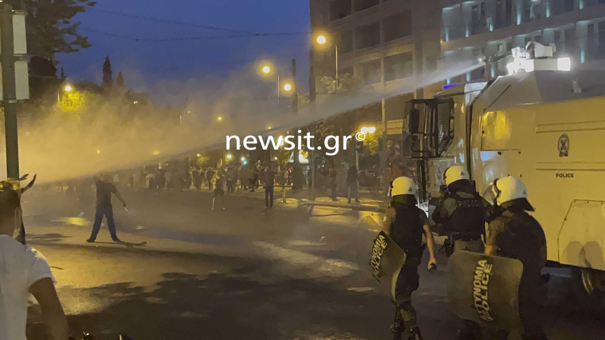 Επεισόδια στη συγκέντρωση αντιεμβολιαστών στο Σύνταγμα