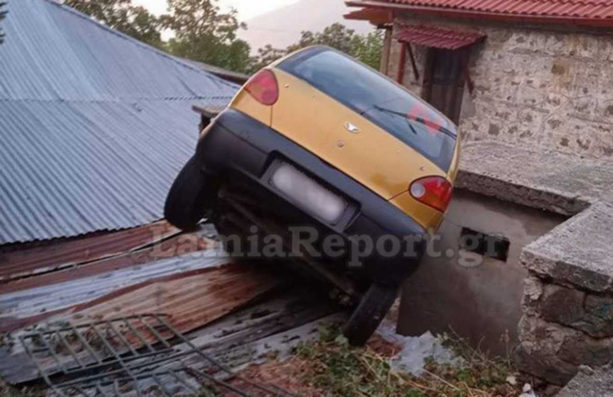 Φθιώτιδα: Αυτοκίνητο κατέληξε σε αυλή σπιτιών – Οι εικόνες μετά το αναπάντεχο ατύχημα