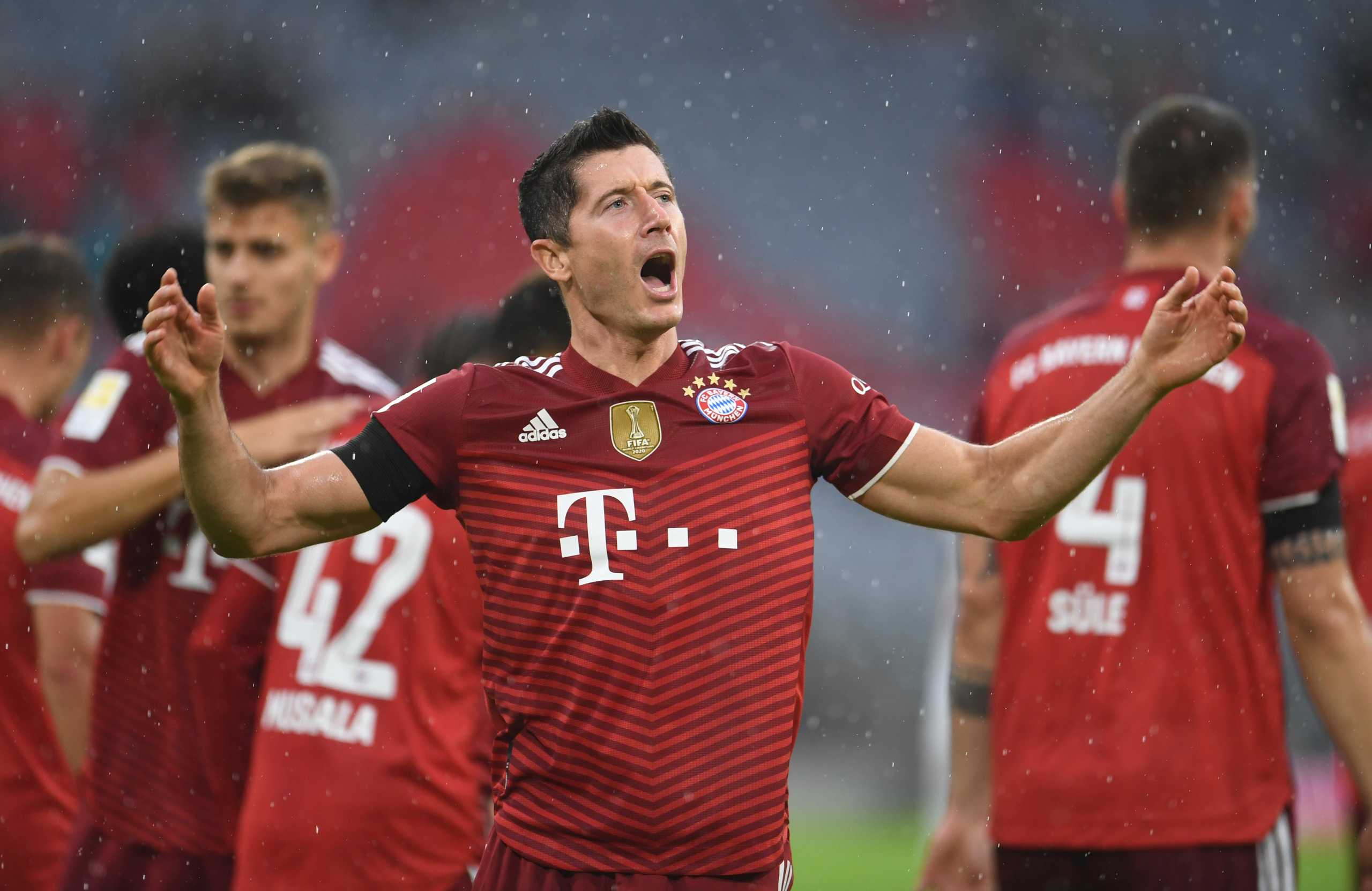 Soccer Football - Bundesliga - Bayern Munich v FC Cologne - Allianz Arena, Munich, Germany - August 22, 2021   Bayern Munich's Robert Lewandowski celebrates scoring their first goal REUTERS