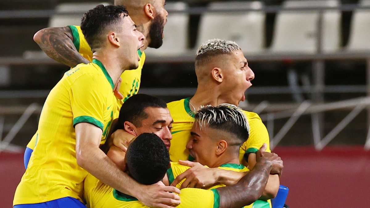 Tokyo 2020 Olympics - Soccer Football - Men - Semifinal - Mexico v Brazil - Ibaraki Kashima Stadium, Ibaraki, Japan - August 3, 2021. Brazil players celebrate winning the penalty shootout REUTERS