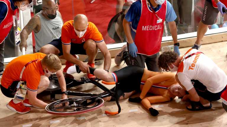 Ολυμπιακοί Αγώνες: Απρόοπτο στην ποδηλασία – Μεταφέρθηκε με φορείο μετά από σύγκρουση