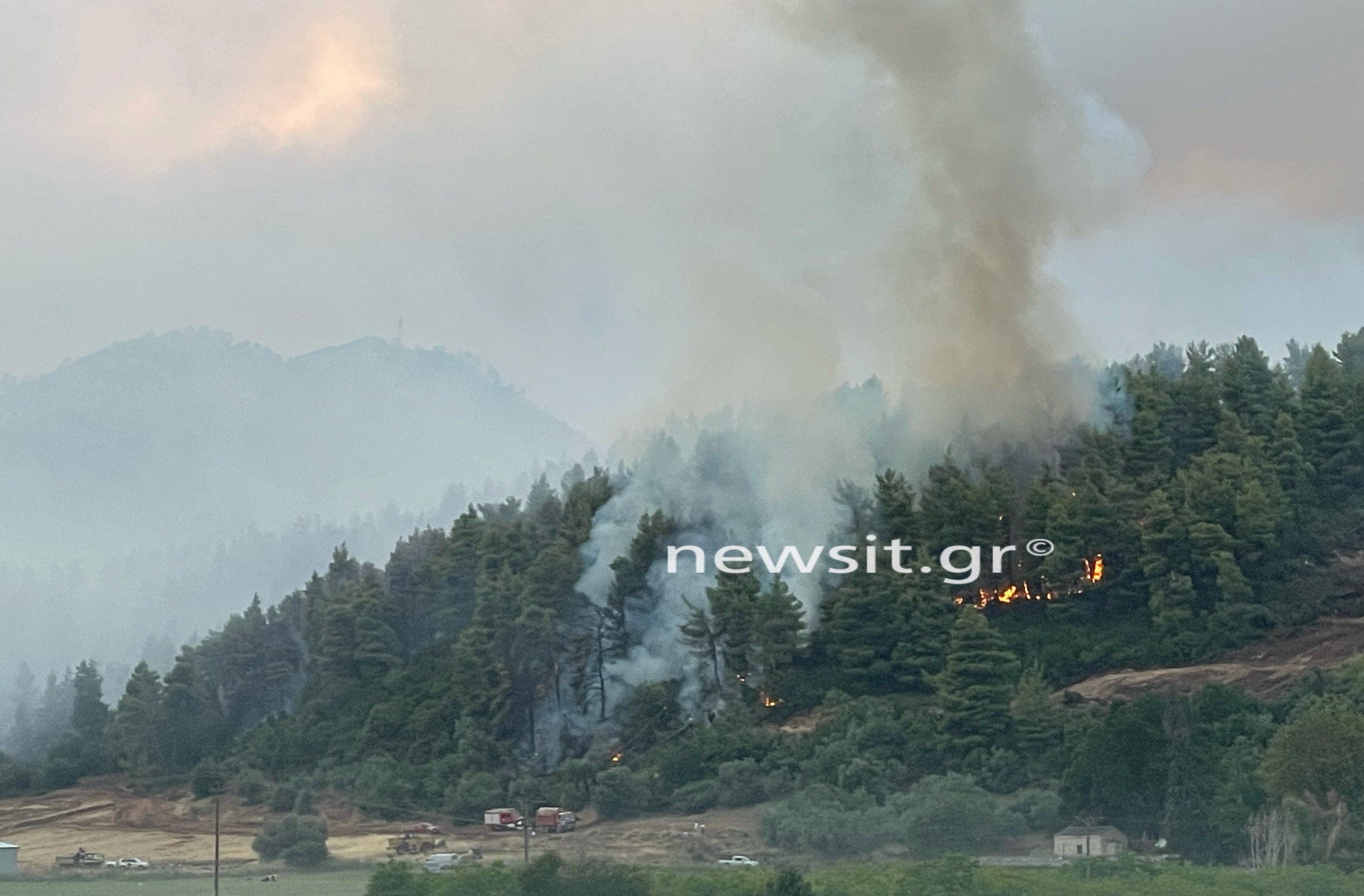 Φωτιά στην Εύβοια: Εικόνες βιβλικής καταστροφής στις Ροβιές – Καίγονται σπίτια