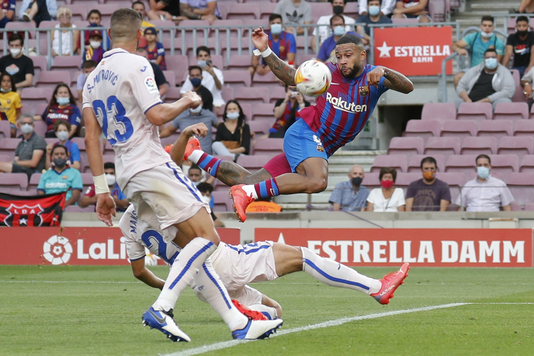 Soccer Football - LaLiga - FC Barcelona v Getafe - Camp Nou, Barcelona, Spain - August 29, 2021 FC Barcelona's Memphis Depay in action REUTERS