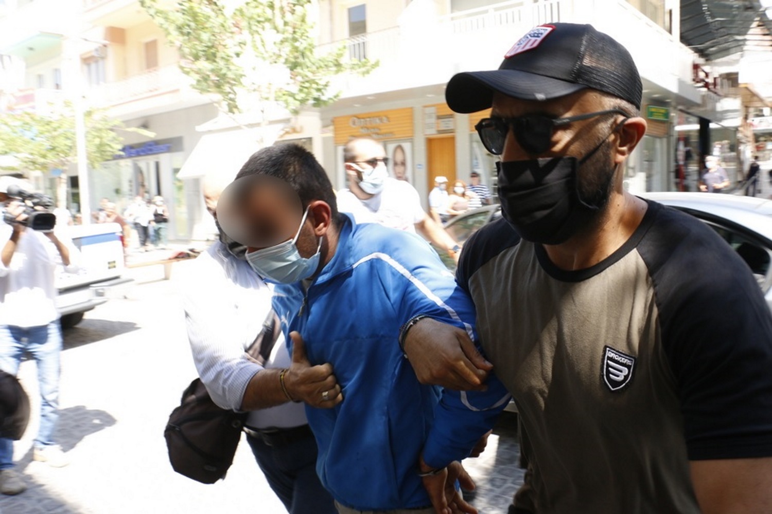 ΣΗΜΕΙΩΣΗ ΓΙΑ ΤΟΥΣ EDITORS. ΠΡΟΣΟΧΗ: Η φωτογραφία έχει ληφθεί χωρίς τη ρητή άδεια των εικονιζόμενων. Η δημοσίευση των χαρακτηριστικών τους γίνεται αποκλειστικά με ευθύνη του συνδρομητή. Αστυνομικοί συνοδεύουν τον κατηγορούμενο κατά την εισαγωγή του στα δικαστήρια, την Τετάρτη 25 Αυγούστου 2021. Το βράδυ της Τρίτης 24 Αυγούστου στο χωριό Πετροκεφάλι Μεσσαράς Ηρακλείου, βρέθηκε νεκρός 39χρονος άνδρας από σφαίρα πυροβόλου. Σύμφωνα με τις πρώτες πληροφορίες ο 39χρονος πατέρας δύο παιδιών, δέχτηκε επίθεση την ώρα που βρισκόταν στο περίβολο του σπιτιού του το οποίο συνορεύει με το ποιμνιοστάσιό του. ΑΠΕ ΜΠΕ