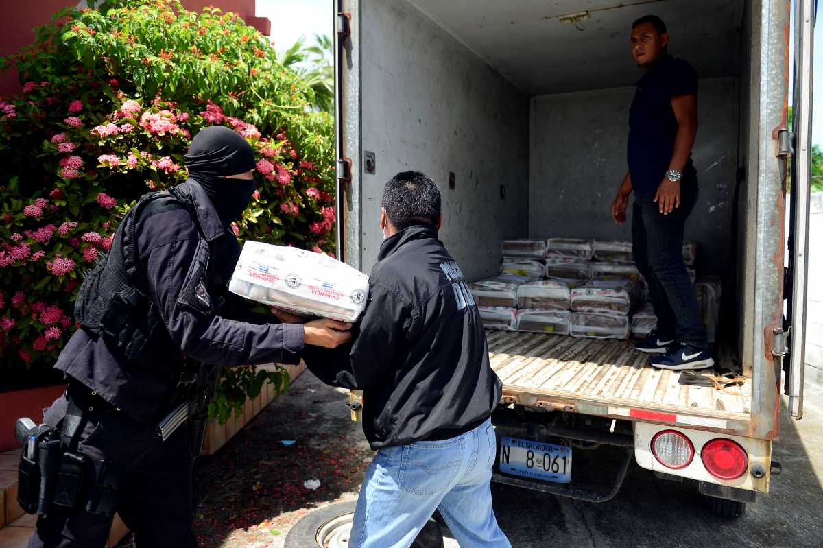 Police officers load packages of cocaine onto a truck, part of a high seas drug seizure of 1.4 tons of cocaine by Salvadoran Naval Force, at a base in San Luis la Herradura, El Salvador August 5, 2021. REUTERS