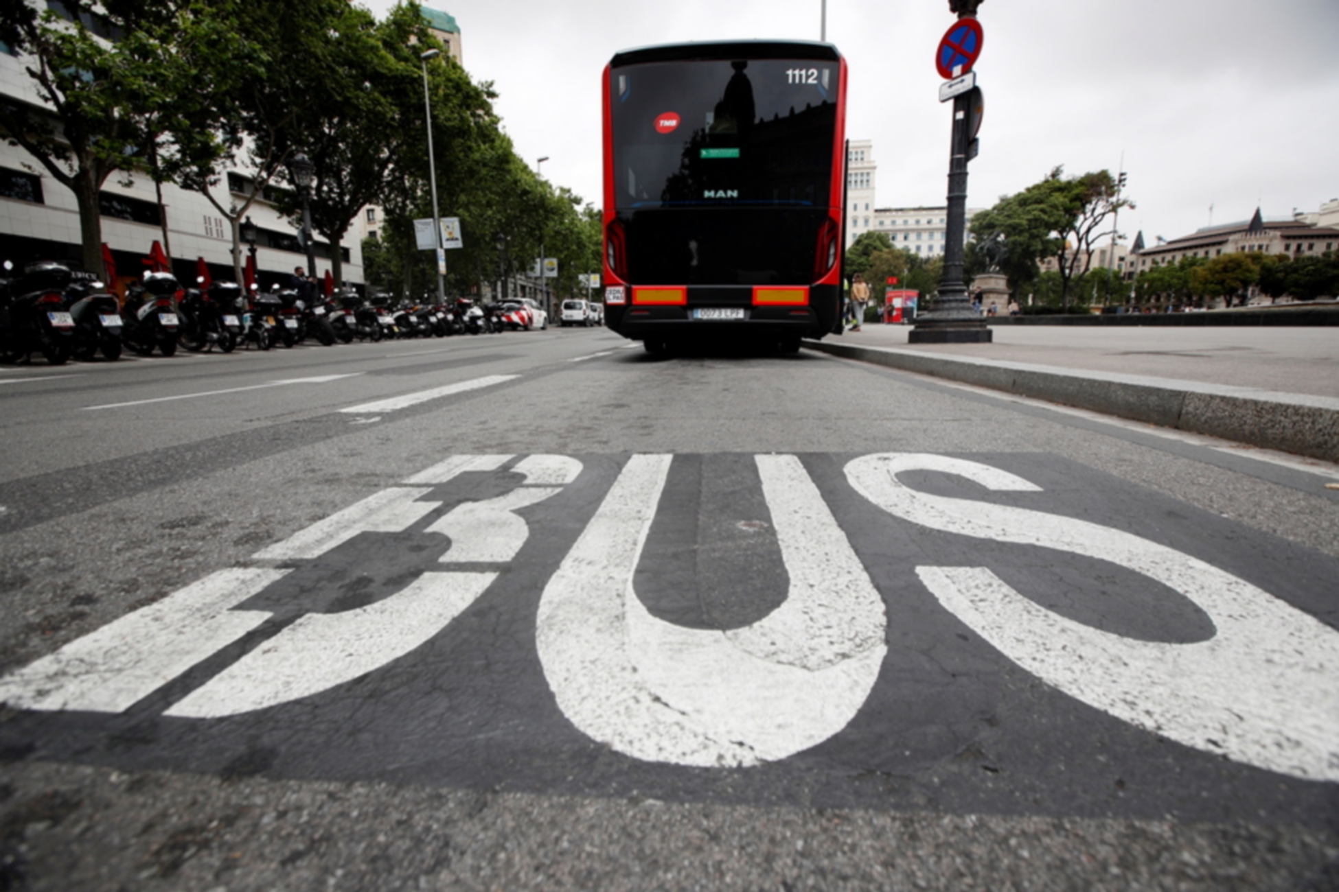 epa09208269 Presentation of the new 18 meter long electric bus presented by Barcelona's Transport Council in Barcelona, Spain, 18 May 2021. The bus, designed by the German MAN Truck & Bus Deutschland GmbH, is 100 per cent electric and will start test drives with passengers in July.  EPA