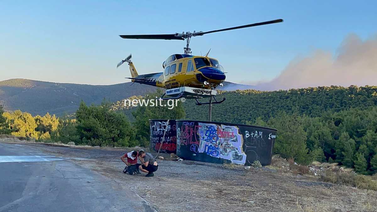 Φωτιά στα Βίλια: Ο ανεφοδιασμός του ελικοπτέρου από δεξαμενή νερού