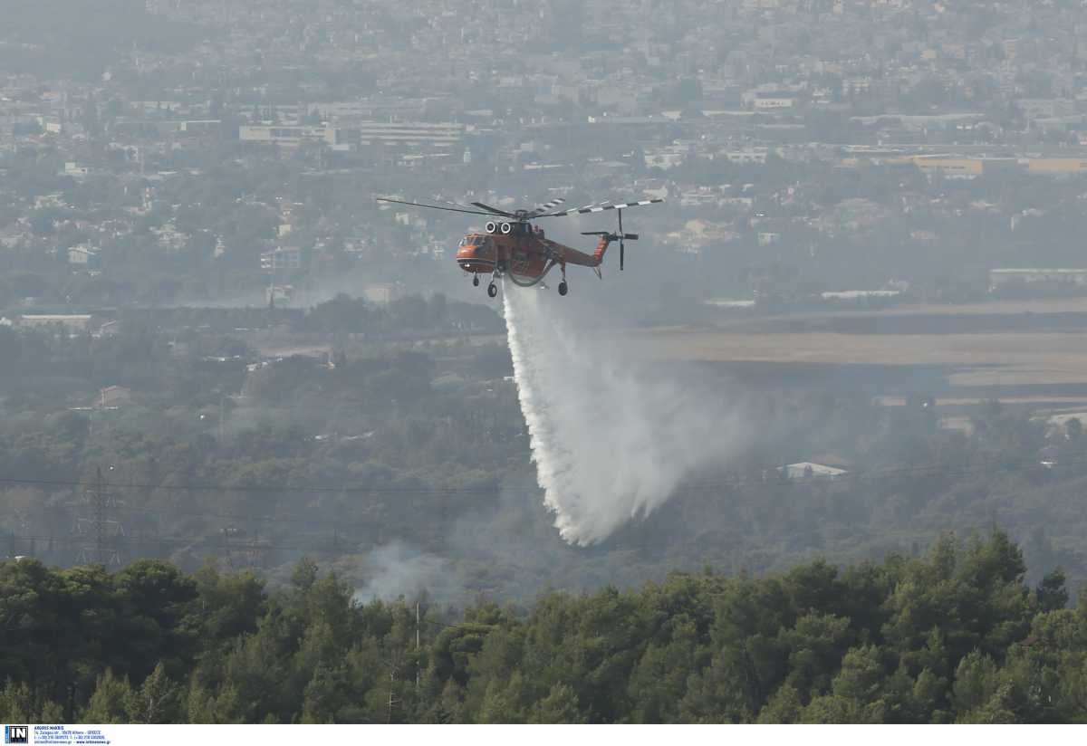 Φωτιά στη Βαρυμπόμπη: Ο Νίκος Χαρδαλιάς στην ενημέρωση για την επιχείρηση κατάσβεσης