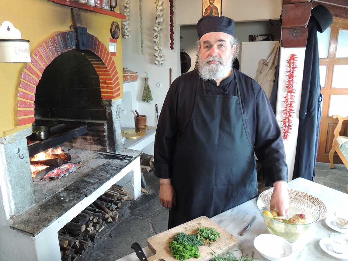 Έτσι μαγείρευε ο μοναχός Επιφάνιος μελωμένο γιουβετσάκι με σουπιές