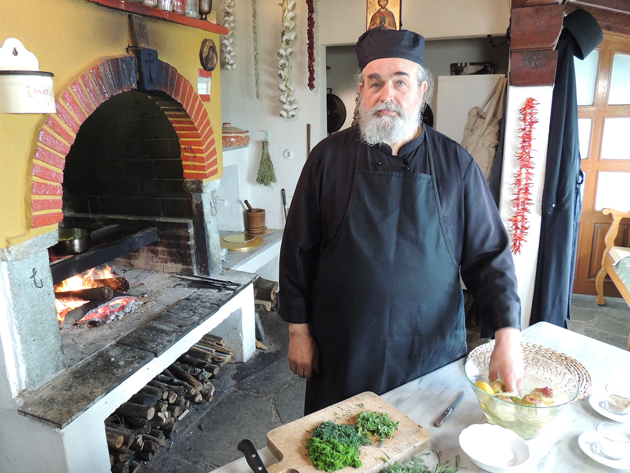 Έτσι μαγείρευε ο μοναχός Επιφάνιος μελωμένο γιουβετσάκι με σουπιές