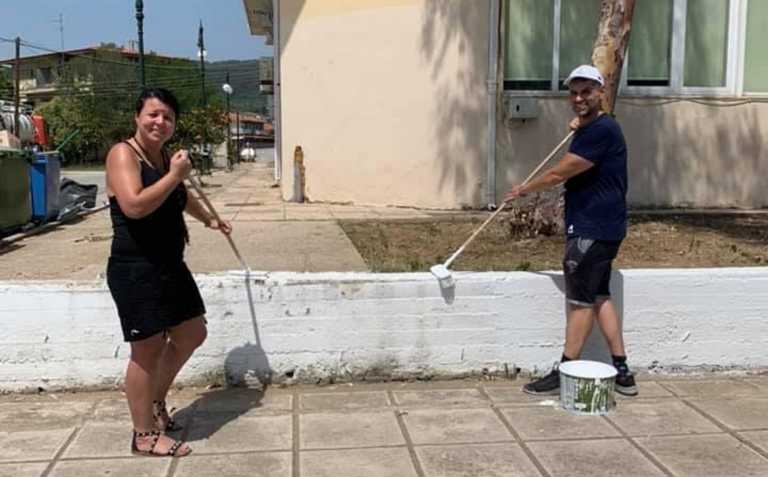 Χαλκιδική: Ευρωπαίοι εθελοντές έκαναν ένα χωριό να «λάμψει» – Βούρτσες, σκούπες και πινέλα