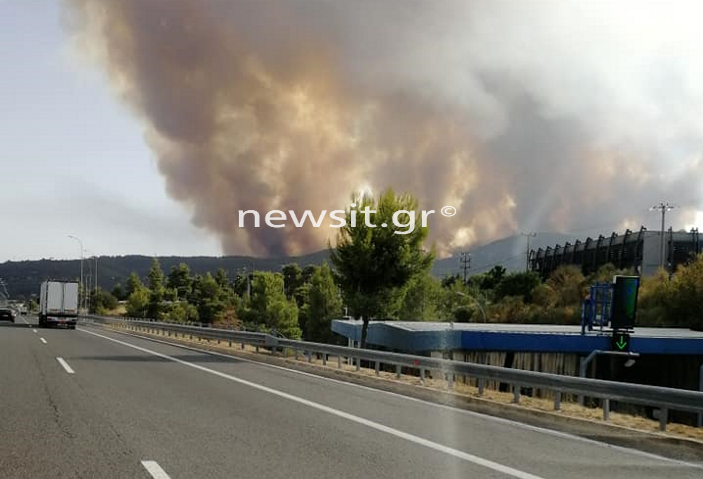 Φωτιά σε Δροσοπηγή – Κρυονέρι: Διακόπηκε η κυκλοφορία και στα δύο ρεύματα της Εθνικής Οδού από Θήβα ως Καλυφτάκη