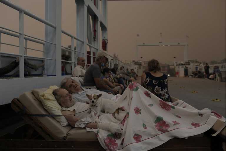 Φωτιές στην Εύβοια: «Γροθιά στο στομάχι» η φωτογραφία ηλικιωμένου ζευγαριού