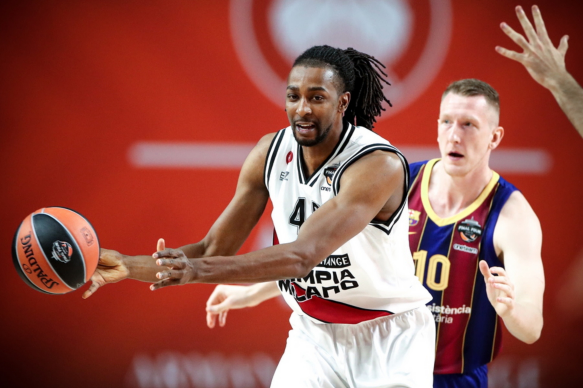 epa09234195 Jeremy Evans of AX Armani Exchange Milan in action during the EuroLeague basketball semifinal match between FC Barcelona and AX Armani Exchange Milan in Cologne, Germany, 28 May 2021.  EPA