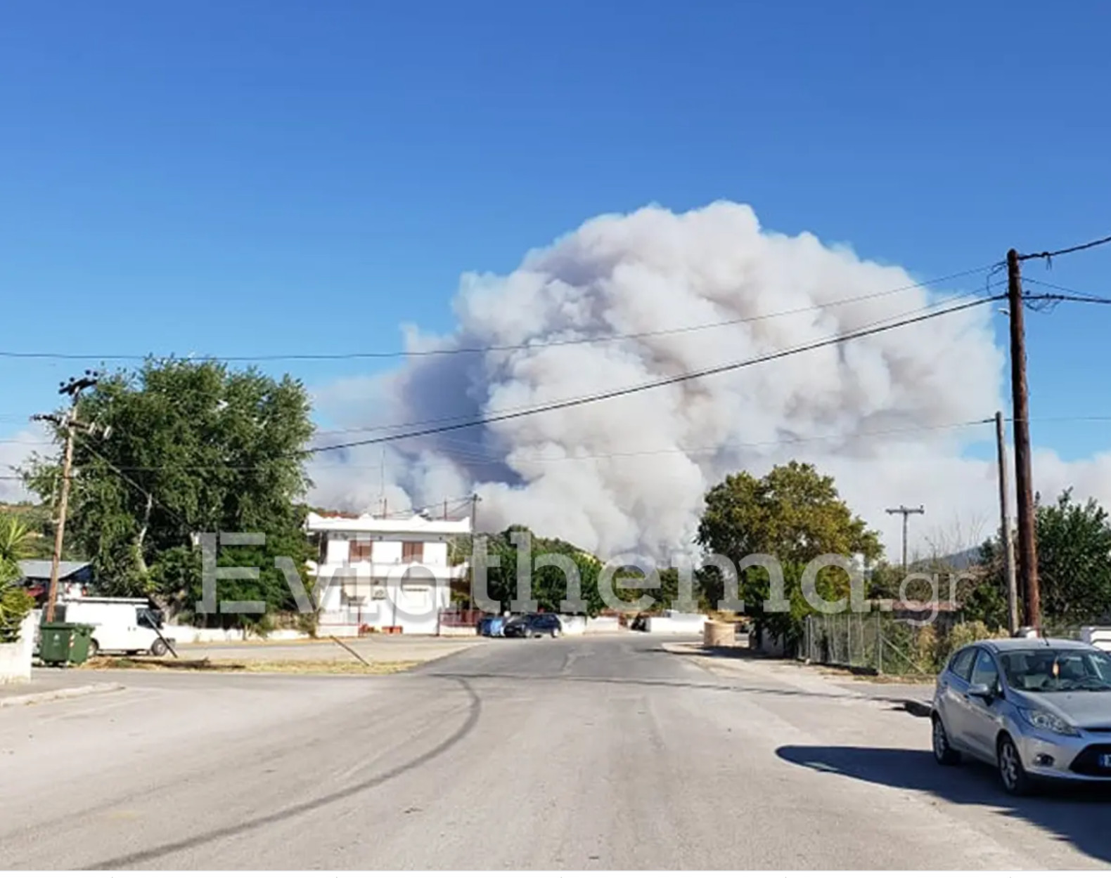 Φωτιά στην Εύβοια: Συγκλονιστική εικόνα από το τεράστιο σύννεφο καπνού