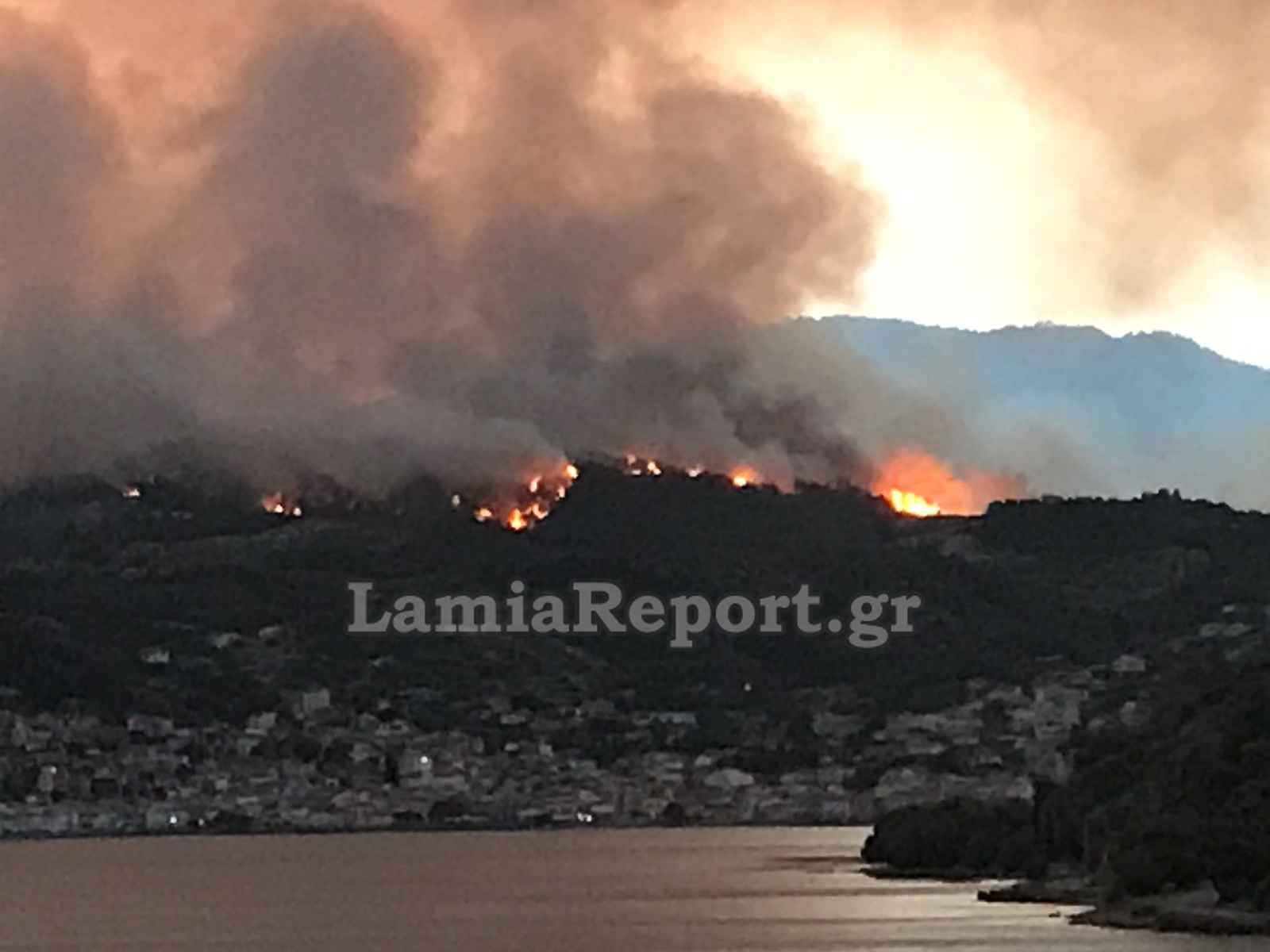 Φωτιά στην Εύβοια: Πύρινος εφιάλτης – Καθηλωμένα τα αεροσκάφη λόγω καπνού