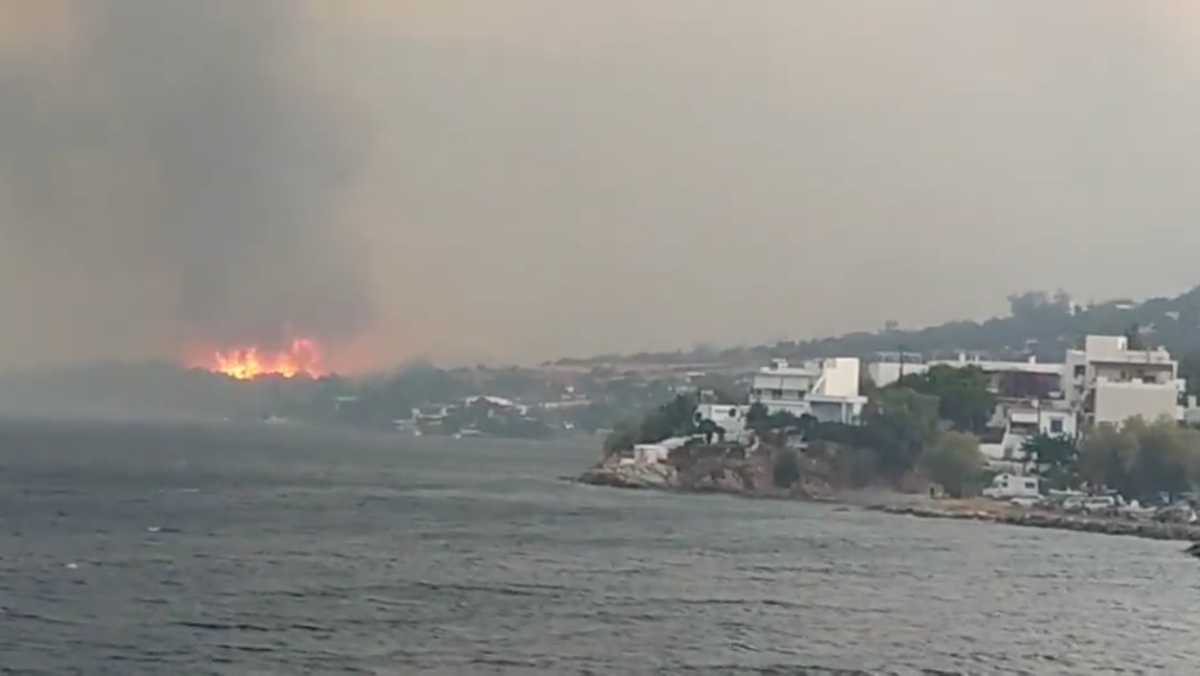 Φωτιά στην Κάρυστο: Διάσπαρτα τα μέτωπα - Σώθηκε το Μαρμάρι, ζημιές σε  σπίτια