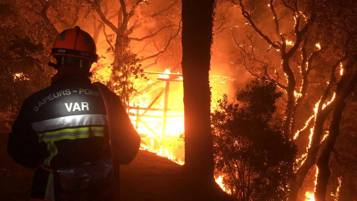 Φωτιά στην Γαλλία: Ολονύχτια μάχη με τις φλόγες στο Σεν Τροπέ – Στο σημείο ο Εμανουέλ Μακρόν
