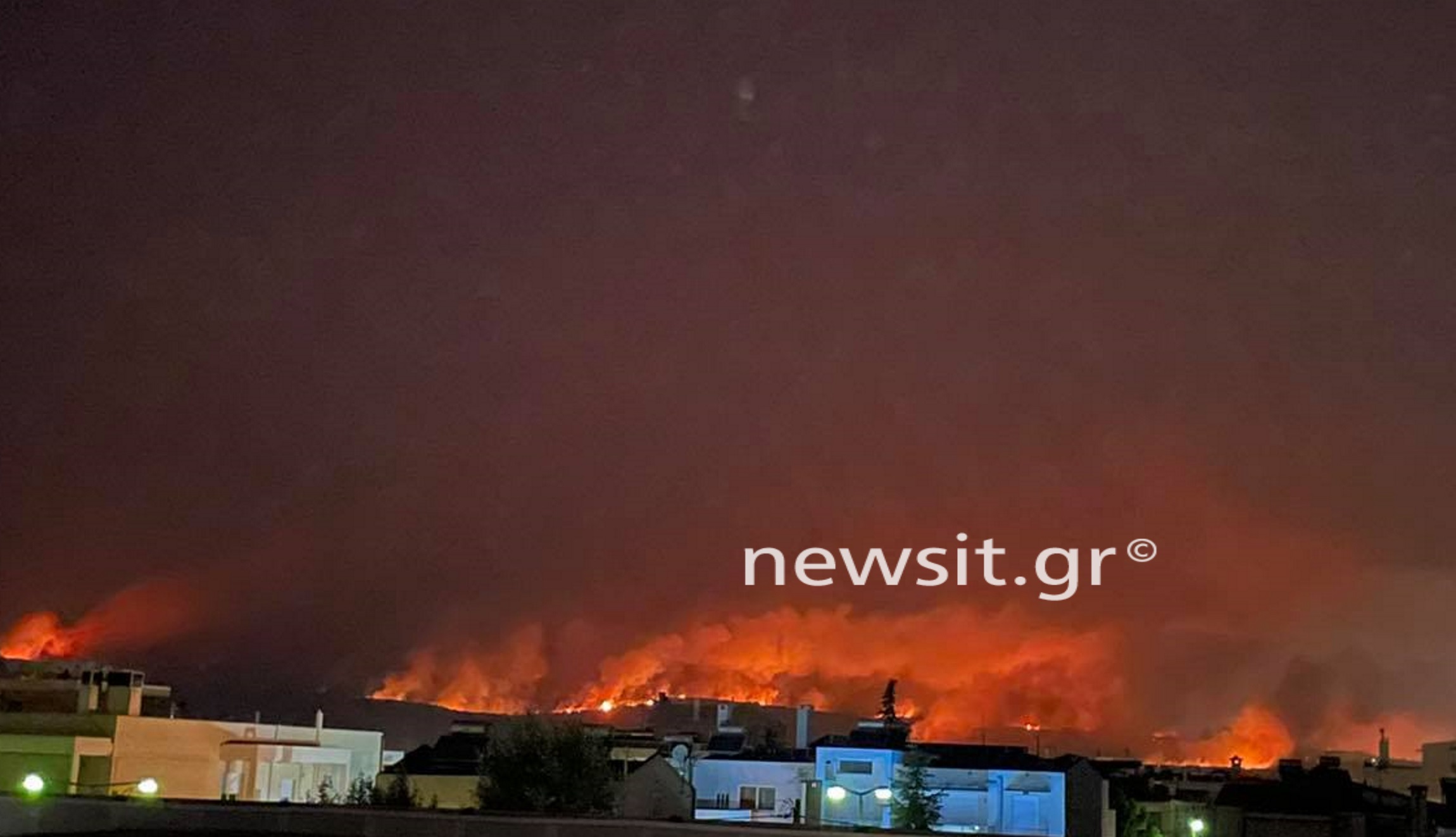 Η φωτιά πέρασε την Εθνική Οδό και πλησιάζει Άγιο Στέφανο – Συγκλονιστικές εικόνες