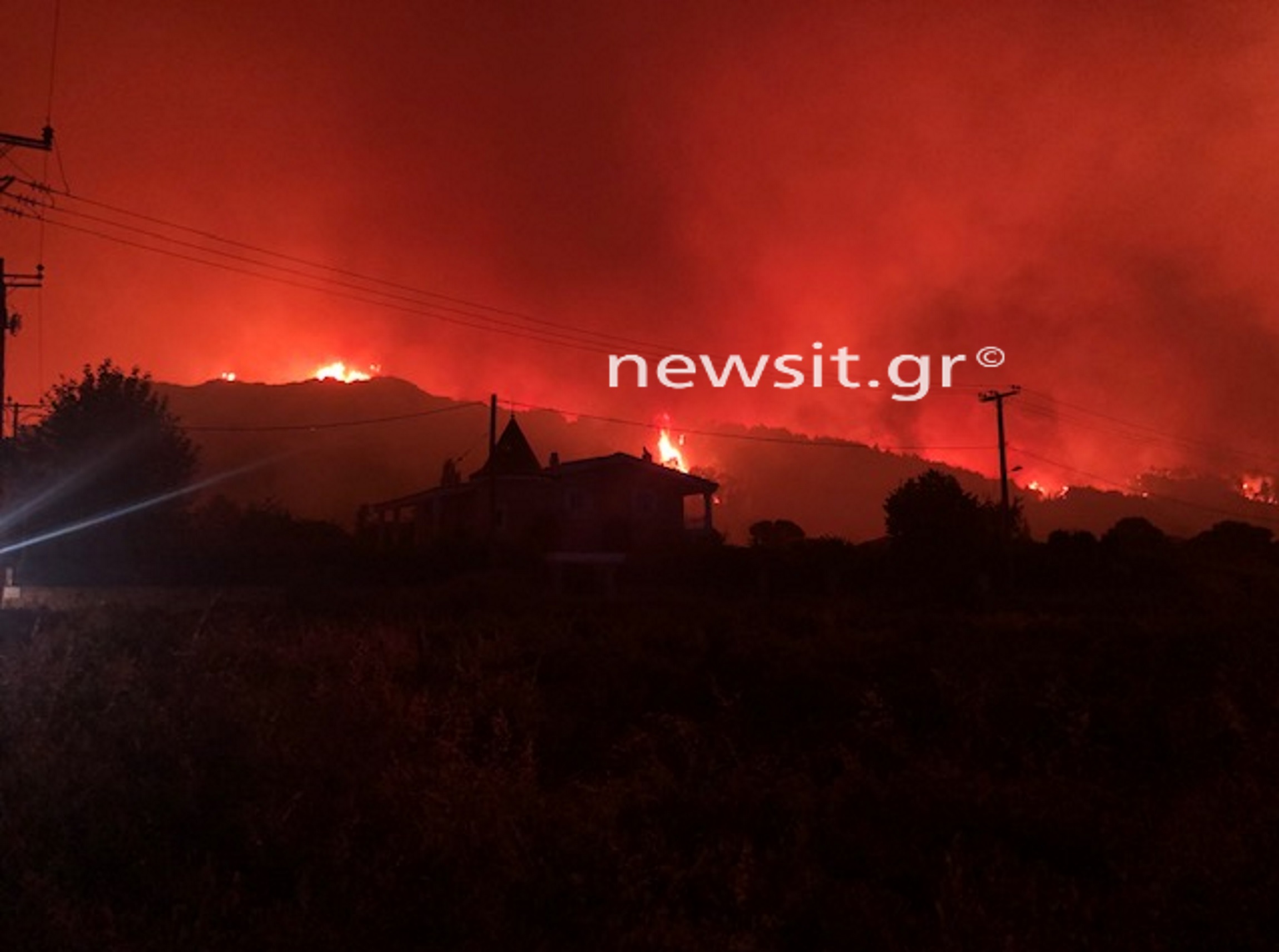 Φωτιά σε Δροσοπηγή – Κρυονέρι: Το newsit.gr στο ανεξέλεγκτο πύρινο μέτωπο