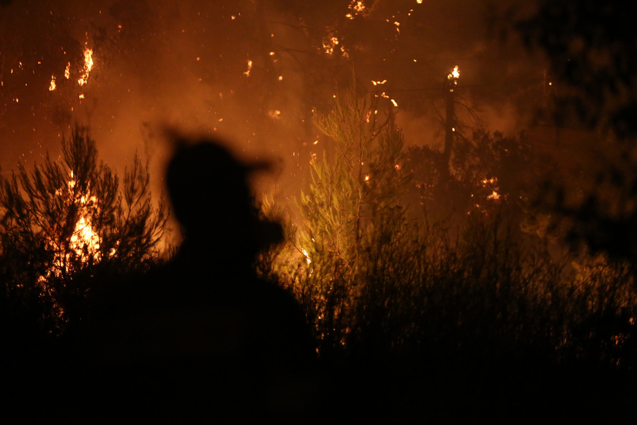 Φωτιά καίει δασική έκταση στις Αφίδνες , Αθήνα, Πέμπτη 5 Αυγούστου 2021. Εκκενώνονται και οι περιοχές Κρυονέρι, Κοκκινόβραχος και Αφίδνες λόγω των τεράστιων διαστάσεων που έχει πάρει η πυρκαγιά στη βόρεια Αττική. Από την Πολιτική Προστασία εστάλη μήνυμα από το 112 προς τις παραπάνω περιοχές καλώντας του κατοίκους να απομακρυνθούν προς την εθνική οδό Αθηνών – Λαμίας. Ενώ νέο μήνυμα από το 112 καλεί τους κατοίκους της Ιπποκρατείου Πολιτείας να εκκενώσουν προς Ωροπό.. ΑΠΕ-ΜΠΕ