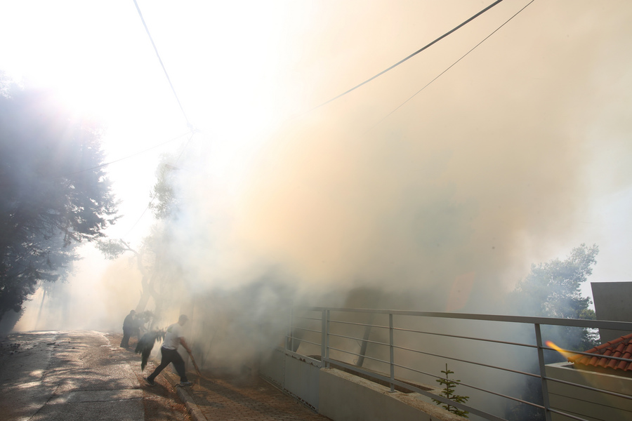 Φωτιές στην Αττική: Καλύτερη εικόνα στην Μαλακάσα, αναζωπυρώσεις σε Θρακομακεδόνες και Ιπποκράτειο Πολιτεία