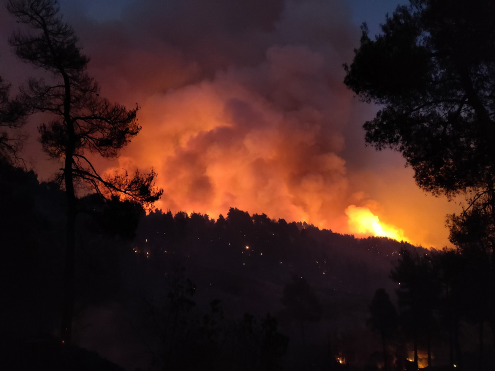 Φωτιά καίει δασική έκταση έξω από το χωριό Κουρκουλοί στην Εύβοια Πέμπτη 5 Αυγούστου 2021. Δύσκολη παραμένει η κατάσταση στη βόρεια Εύβοια με την πυρκαγιά να έχει προκαλέσει τεράστιες καταστροφές. Στην Εύβοια οι κάτοικοι εγκατέλειψαν το χωριό Κεχριές, καθώς το τεράστιο μέτωπο που δεν μπορεί να σταματήσει ενώ  έχει φτάσει σε απόσταση αναπνοής από τα σπίτια. ΑΠΕ-ΜΠΕ