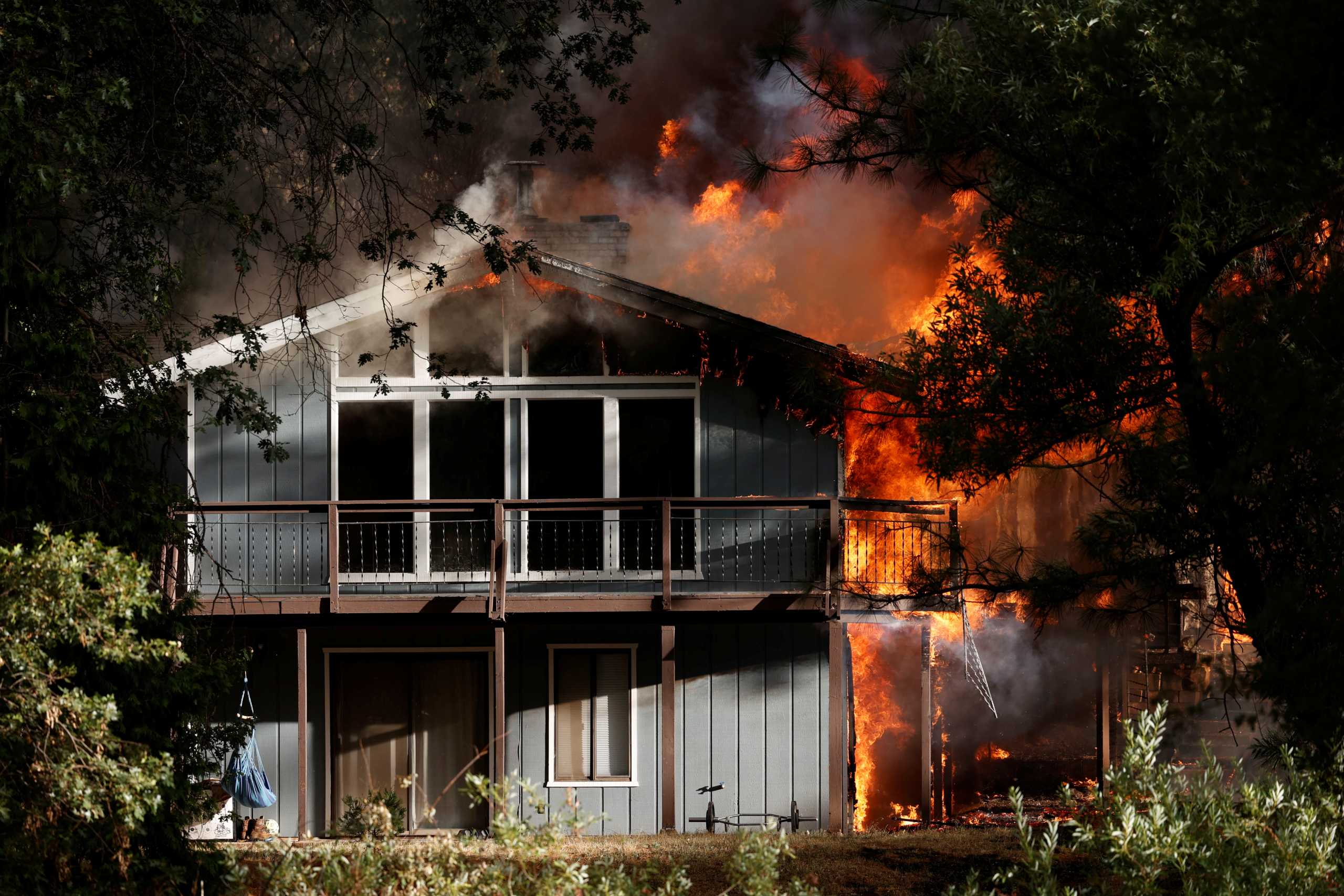 Φωτιές στην Καλιφόρνια: Καταστράφηκε μικρή πόλη – 6.000 πυροσβέστες στη μάχη με τις φλόγες