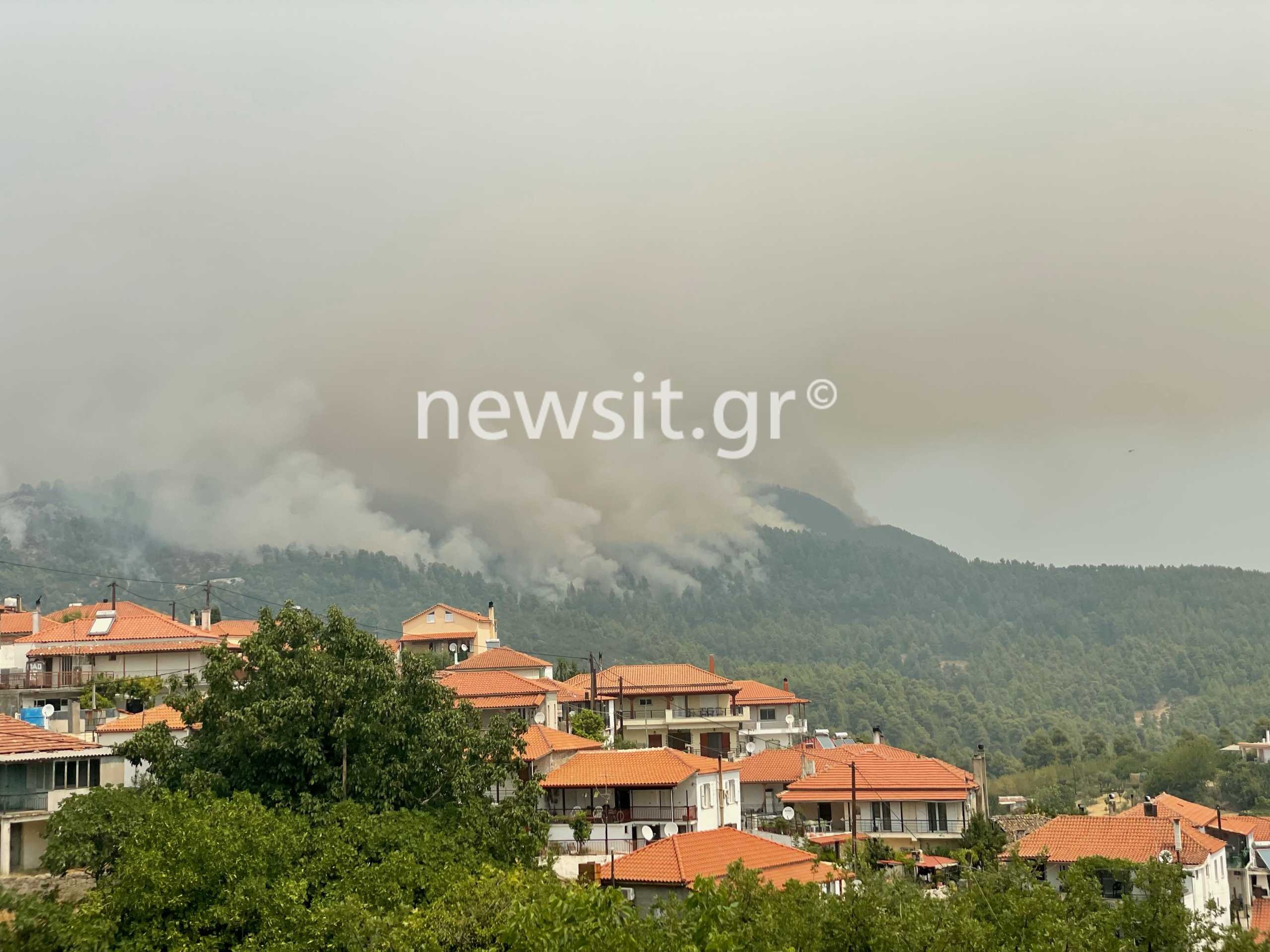 Φωτιά στην Εύβοια: Εκκενώνονται Αγία Άννα και Αγλάδι