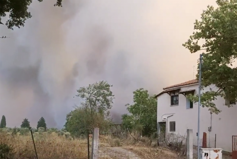 Στις φλόγες η Ηλεία: Νέα φωτιά στη Ζαχάρω - Εγκλωβισμένοι 150 άνθρωποι στο χωριό Κλαδέος